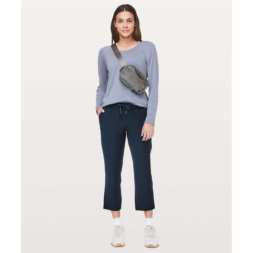 Lululemon On The Fly Crop *Woven 23" True Navy